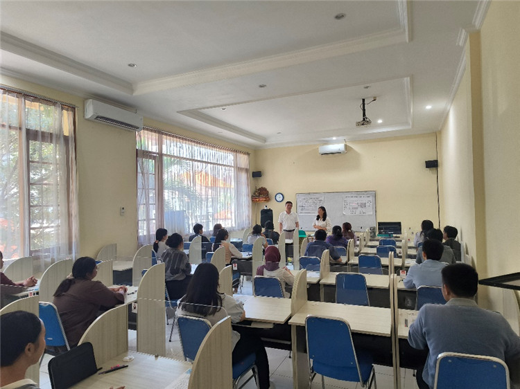 5月17日，乌达雅纳大学旅游孔子学院HSK考点举办首场考试。乌达雅纳大学旅游孔子学院供图