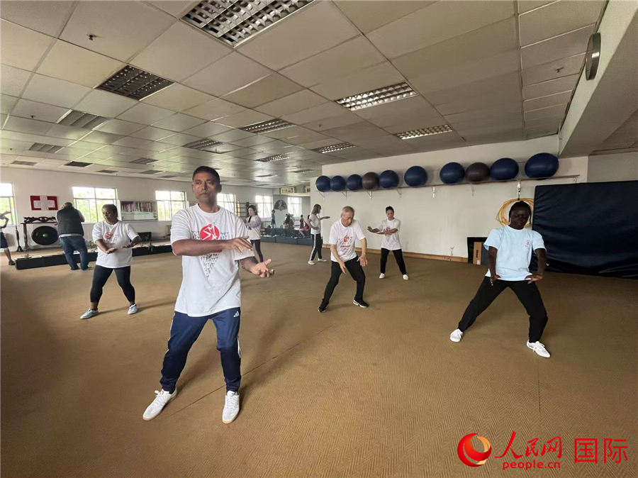 南非民众练习中国武术。人民网 希拉兹·莫林摄 