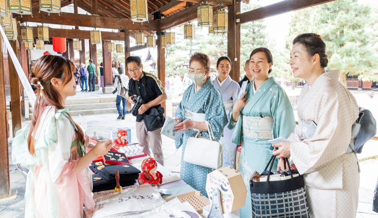 向来宾介绍中国入境旅游。中国驻大阪旅游办事处供图