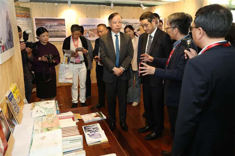 中国驻法国大使馆公使陈力、湖北省委宣传部常务副部长刘海军共同听取展览介绍。主办方供图