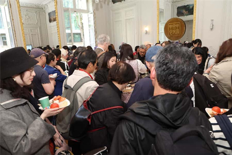 现场嘉宾争相品尝楚味美食。主办方供图