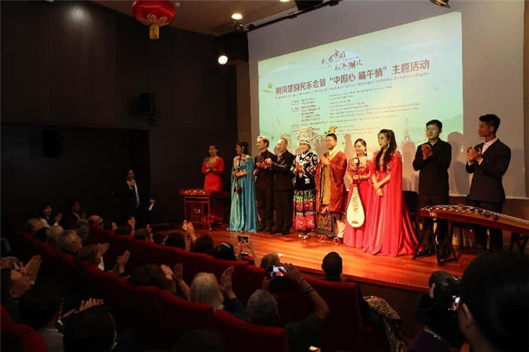 现场嘉宾为来自湖北的艺术家们送上热烈掌声。主办方供图
