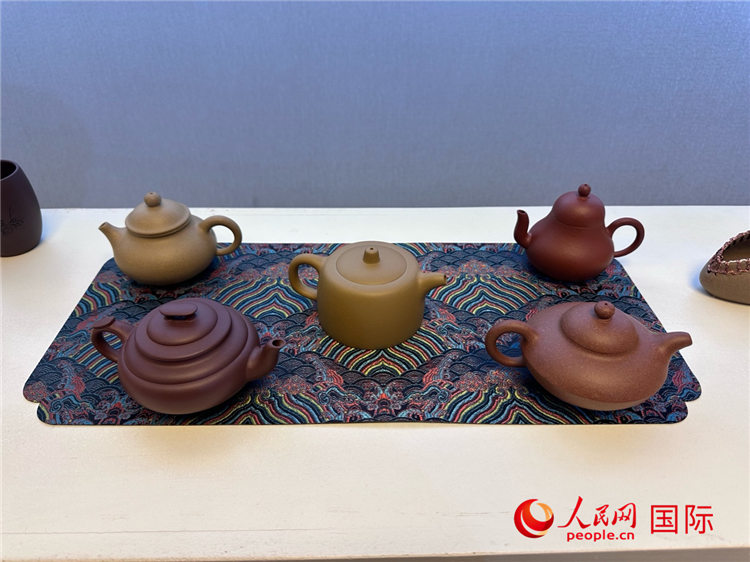 活动现场展出的宜兴市紫砂壶。人民网记者 张朋辉摄