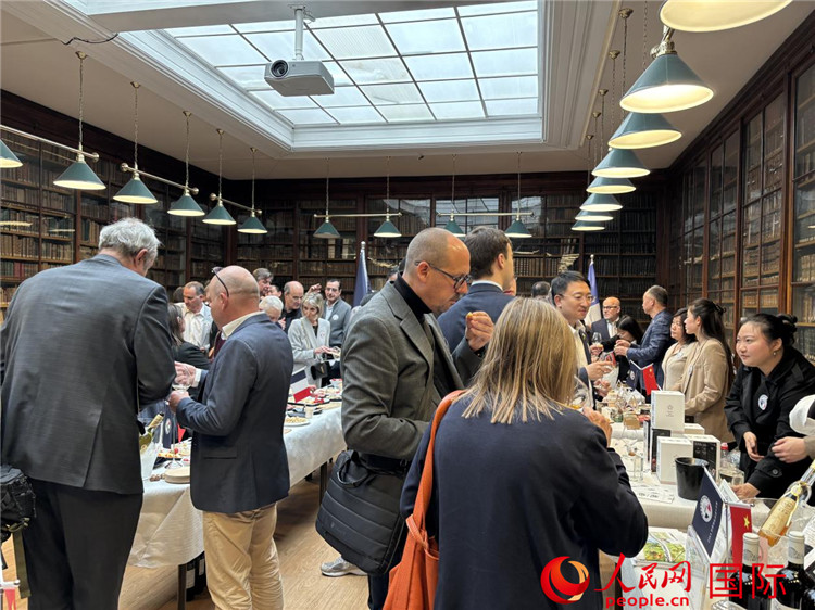 FIWA大奖赛获奖酒及农产品2025专业展暨中国云南—法国巴黎特色商品推介会现场。人民网记者 于超凡摄