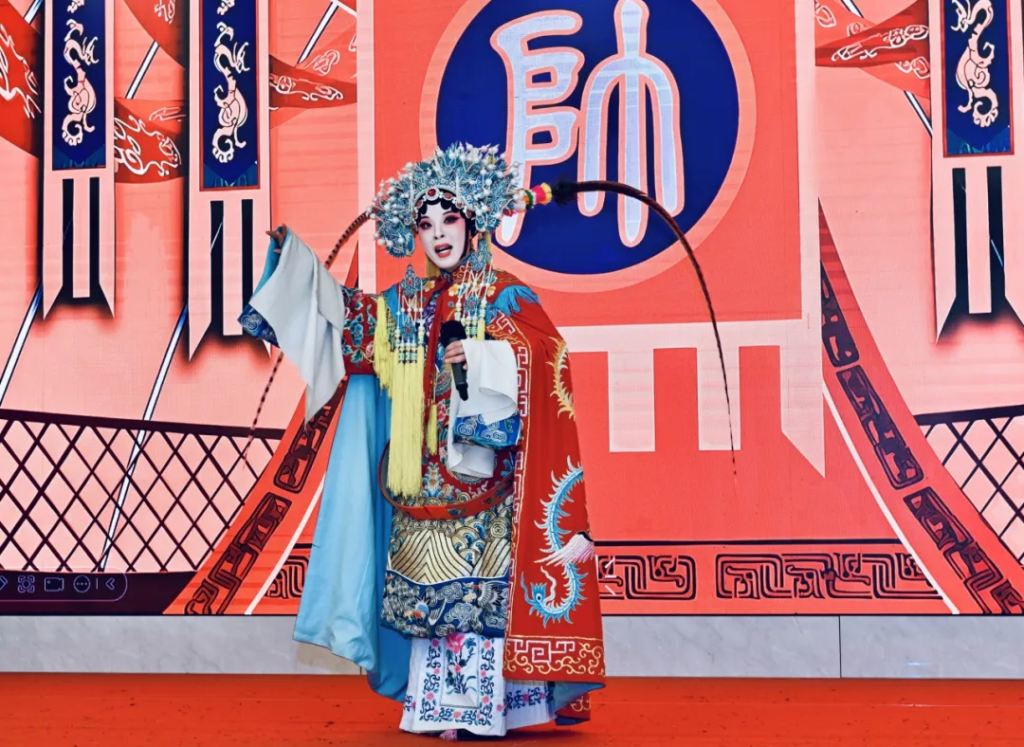 中国戏曲学院豫剧演员苏丽娜献唱《穆桂英挂帅》《抬花轿》经典选段。新加坡中国文化中心供图