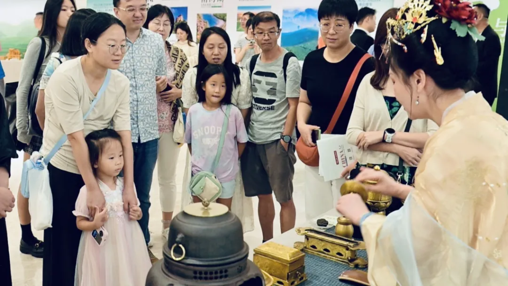 新加坡民众体验信阳毛尖制茶传统技艺。新加坡中国文化中心供图