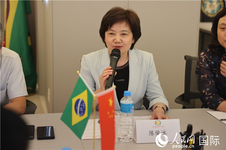 福建省厦门市侨联主席陈俊泳在座谈会上致辞。 人民网记者 时元皓摄