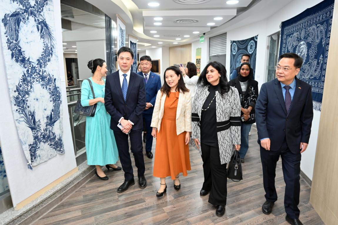 中科嘉宾参观中国传统印染展示。阿萨德摄