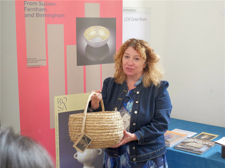 英国萨塞克斯手工艺周主席杰西卡· 伍德在《随物之旅》单元分享来自萨塞克斯的手工艺术作品。主办方供图