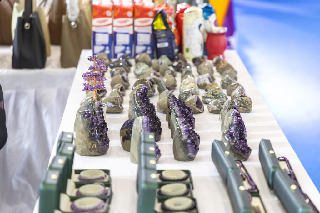 这是5月23日在西洽会现场拍摄的乌拉圭展台的水晶制品。新华社记者 黄伟 摄