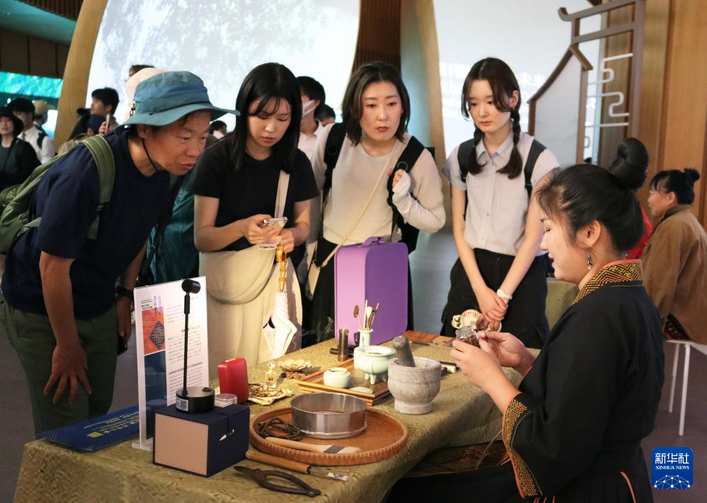 5月23日，游客在大阪世博会中国馆内参观了解海南沉香。新华社记者 杨光 摄