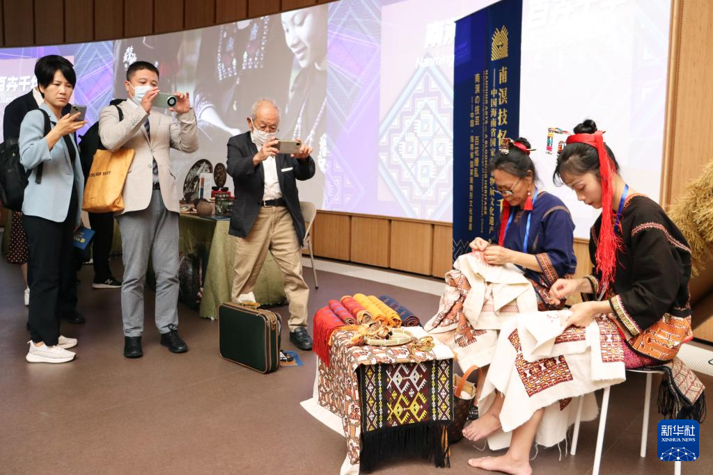 5月23日，游客在大阪世博会中国馆内参观海南黎族传统纺染织绣技艺。新华社记者 杨光 摄