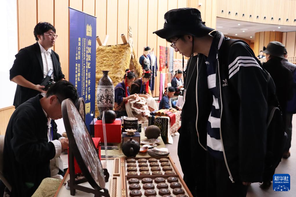 5月23日，游客在大阪世博会中国馆内参观海南椰雕。新华社记者 杨光 摄