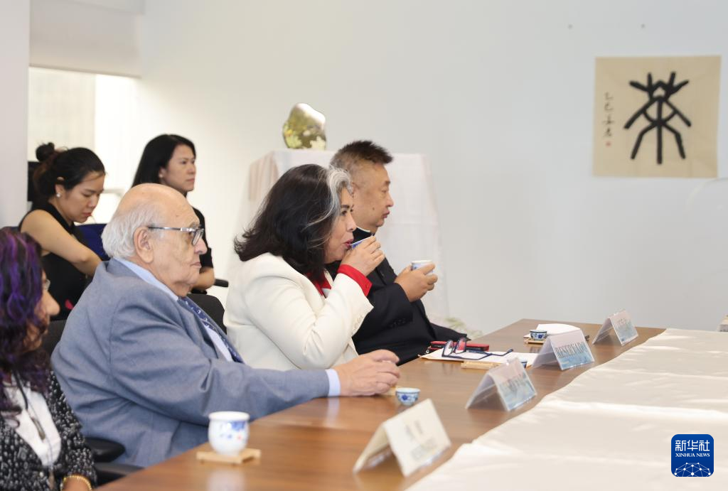 5月22日，在墨西哥首都墨西哥城，来宾在“茶和天下·雅集”活动上品茶。新华社记者 李梦馨 摄