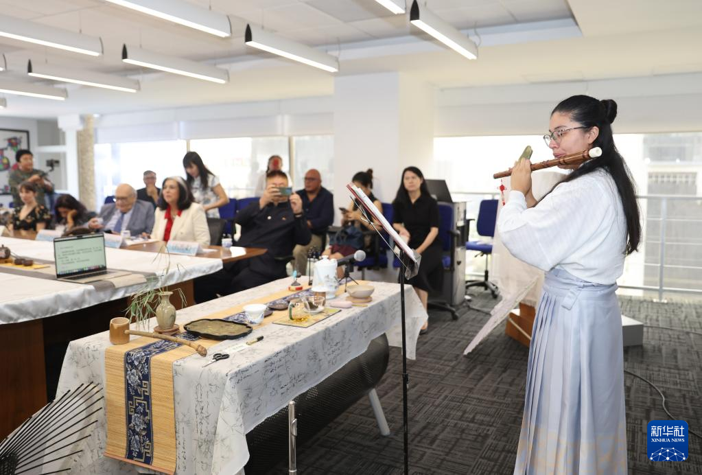 5月22日，在墨西哥首都墨西哥城，一名当地乐手在“茶和天下·雅集”活动上演奏中国竹笛。新华社记者 李梦馨 摄
