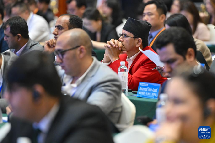 5月23日，与会嘉宾在2025上合组织国家媒体合作论坛上认真听会。新华社记者 丁磊 摄