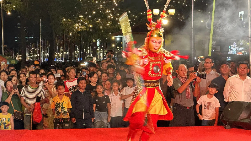 快闪活动中，中方人员精彩演绎孙悟空形象，吸引大批柬埔寨民众围观叫好。人民网记者 白元琪摄