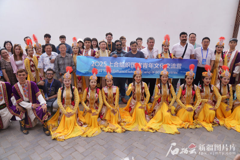 5月24日，在库车市龟兹小巷，交流营嘉宾和当地演员们一起合影留念。
