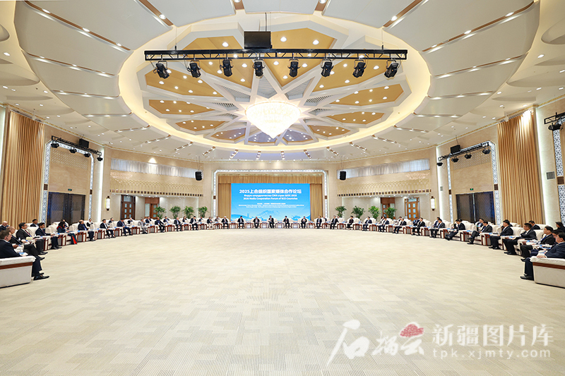 5月22日，自治区党委书记马兴瑞、自治区主席艾尔肯·吐尼亚孜在乌鲁木齐会见出席2025上海合作组织国家媒体合作论坛的中外嘉宾。人民日报社社长于绍良出席并介绍有关情况。
