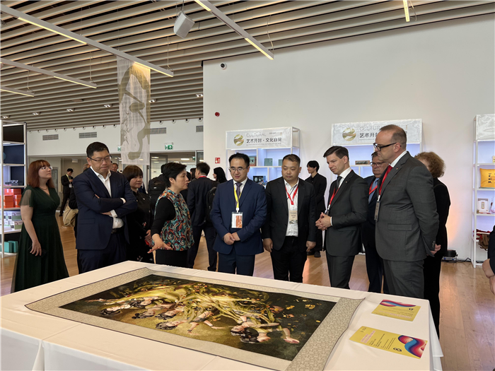 嘉宾参观中国非遗旅游文创展。中国驻布达佩斯旅游办事处供图