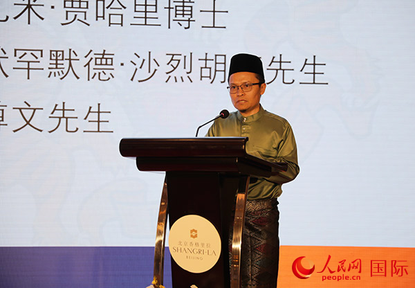 马来西亚理科大学人文学院院长贾斯尼·苏隆则在开幕式上致辞。人民网 王婧摄