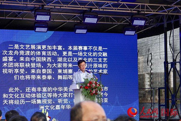 中国驻法兰克福总领事黄昳扬在致辞中对龙舟赛表示热烈祝贺。人民网 依琳摄