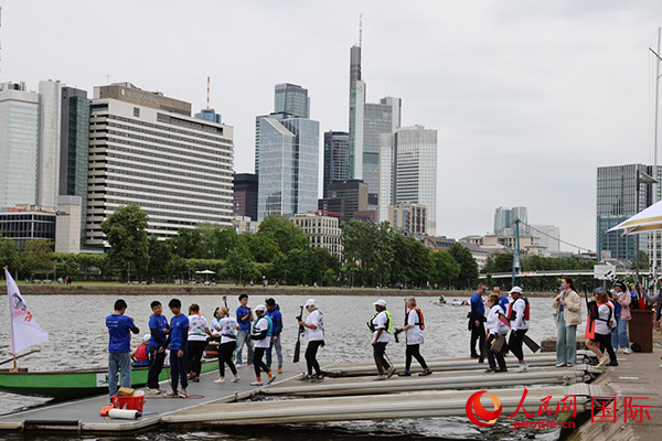 来自美国的快乐龙舟队选手们正在登船准备参赛。人民网记者 刘仲华摄