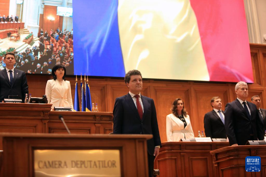 5月26日，在罗马尼亚首都布加勒斯特，罗马尼亚当选总统尼库绍尔·达恩出席就职仪式。新华社发（佩特雷斯库 摄）