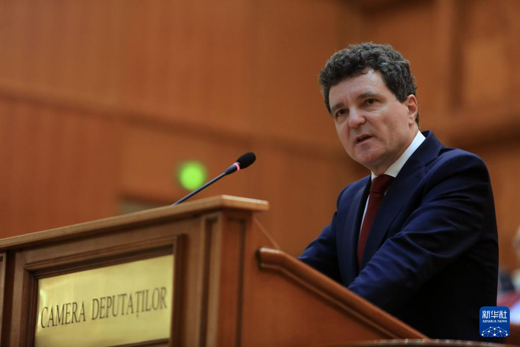 5月26日，在罗马尼亚首都布加勒斯特，罗马尼亚当选总统尼库绍尔·达恩出席就职仪式后讲话。新华社发（佩特雷斯库 摄）