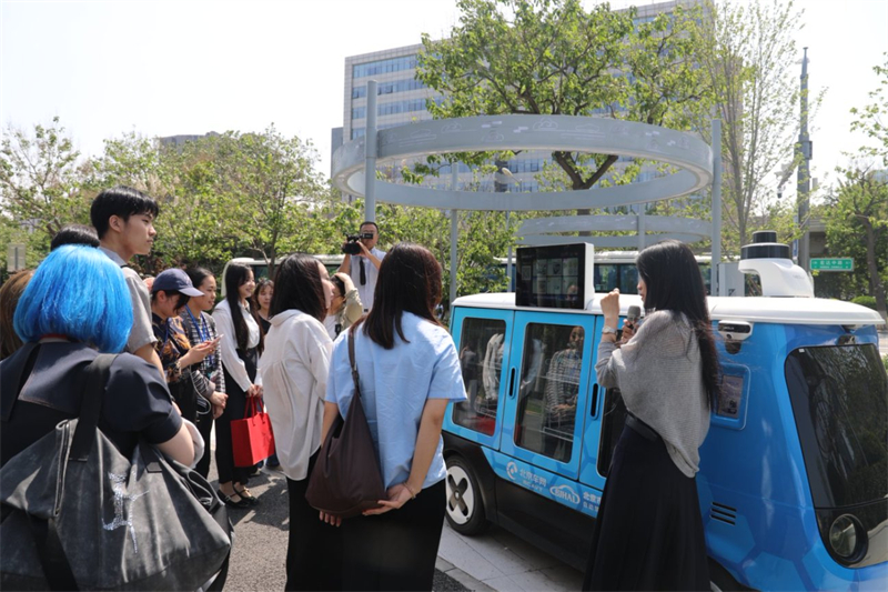 访华团一行参观自动驾驶示范区。北京市人民对外友好协会供图