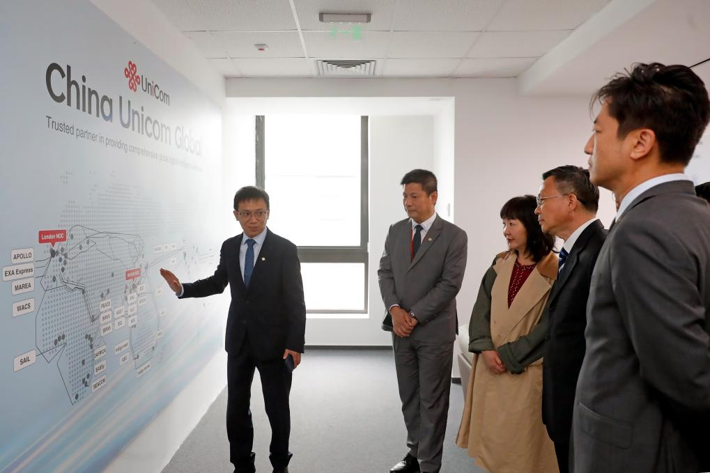 联通欧洲公司副总经理穆岩军向宋先茂参赞介绍中国联通国际网络资源能力。主办方供图