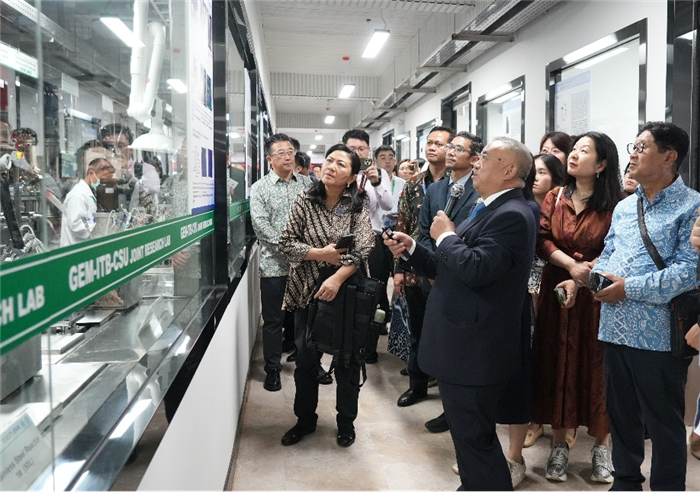 许开华向高级别指导委员会会议与会者介绍中国-印尼新能源材料与冶金工程技术联合研究实验室。格林美集团供图
