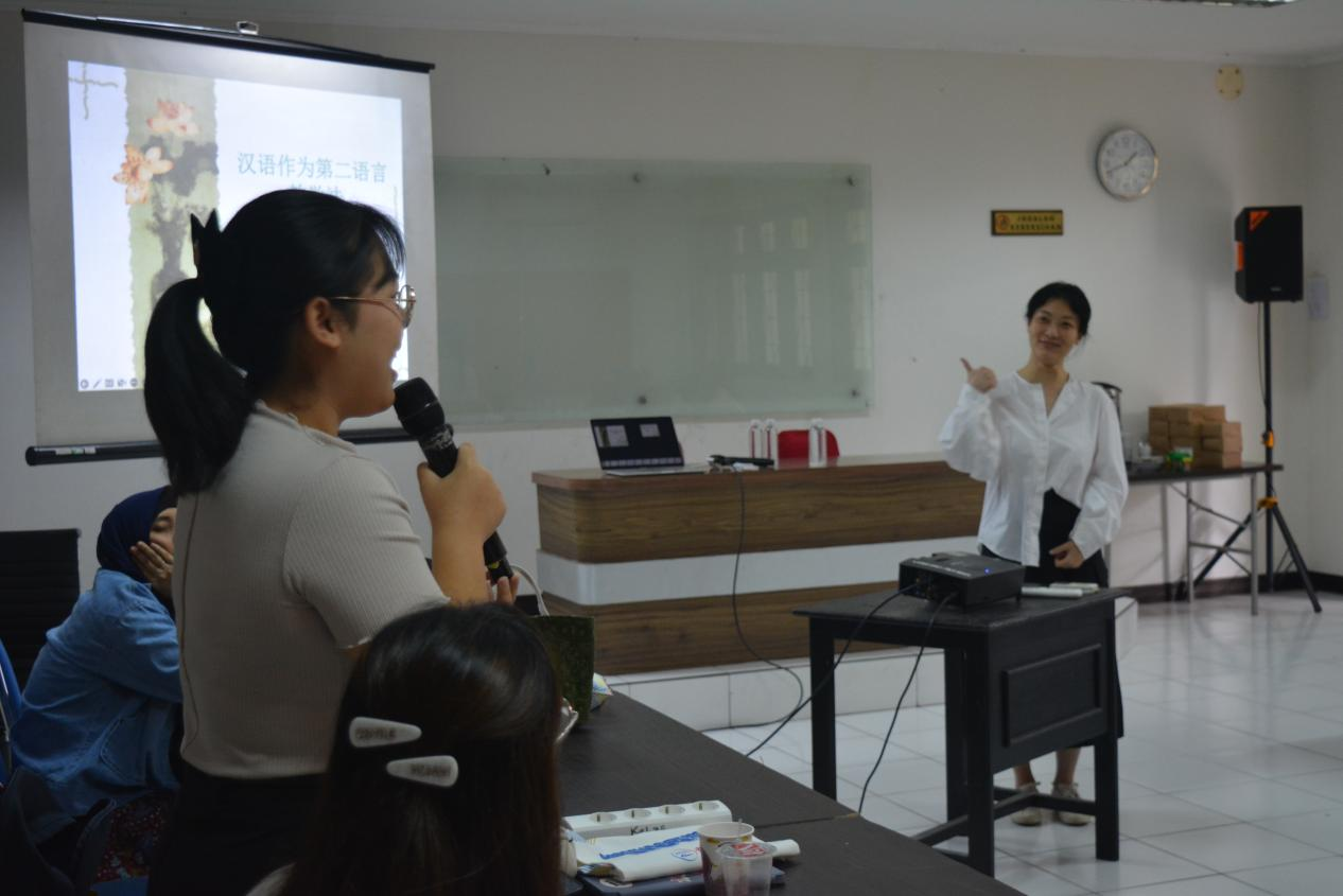 教师与学员在培训中积极互动 阿拉扎大学孔子学院供图