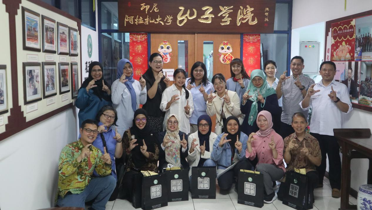 教师与学员合影 阿拉扎大学孔子学院供图