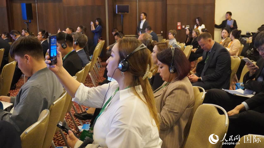 与会嘉宾在现场拍摄。人民网记者  曲颂摄
