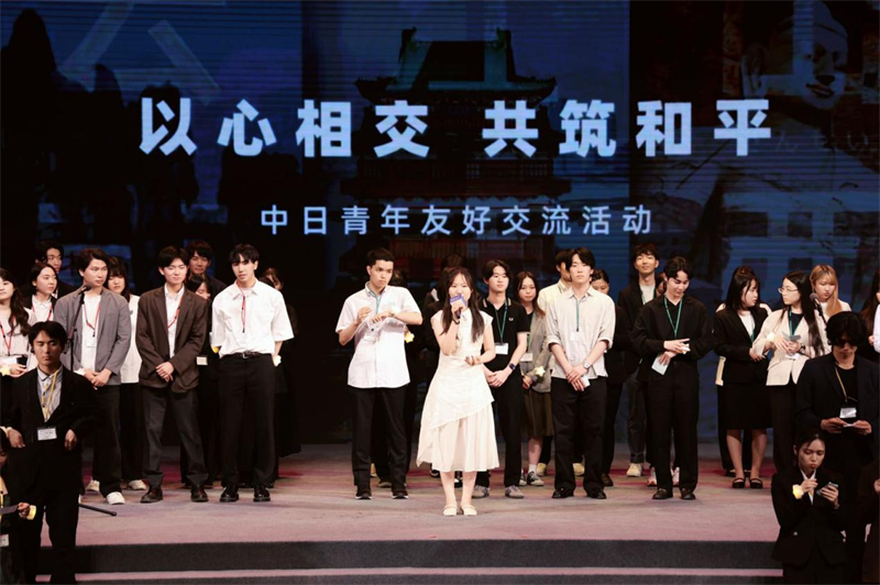 合唱《友谊地久天长》（主办方供图）