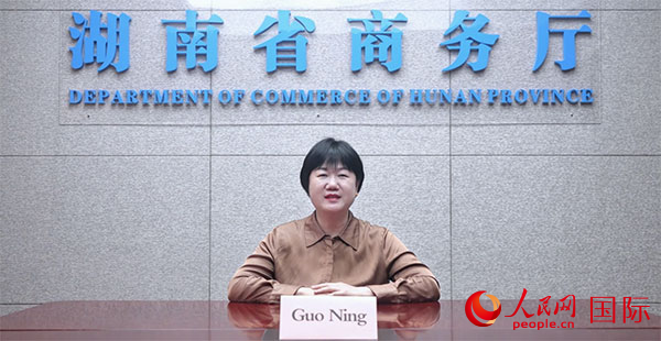 湖南省商务厅副厅长郭宁作视频致辞。人民网 刘畅摄