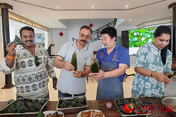 中企外籍员工在学包粽子。人民网记者 管克江摄