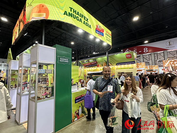 来自世界各地的客商参加泰国亚洲国际食品展览会。人民网记者 孙广勇摄