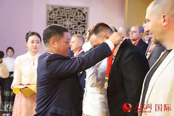 中国驻俄罗斯大使张汉晖为获奖者颁奖。人民网记者 肖新新摄