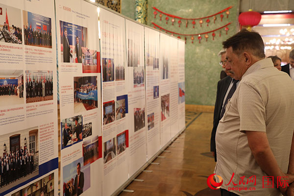 与会嘉宾参观中俄科技创新合作图片展。人民网记者 肖新新摄
