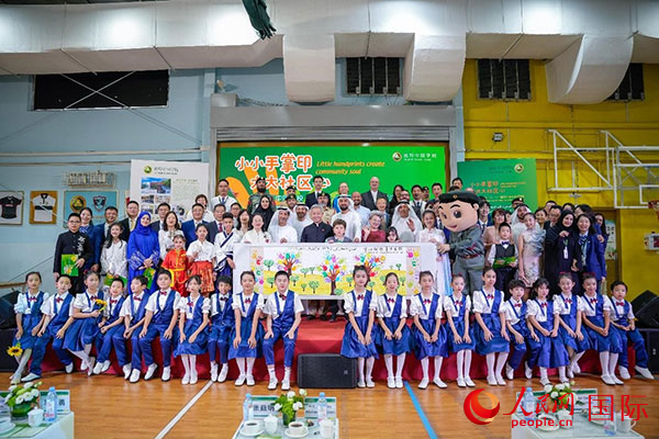 嘉宾与部分师生合影。人民网 塔里克·易卜拉欣摄
