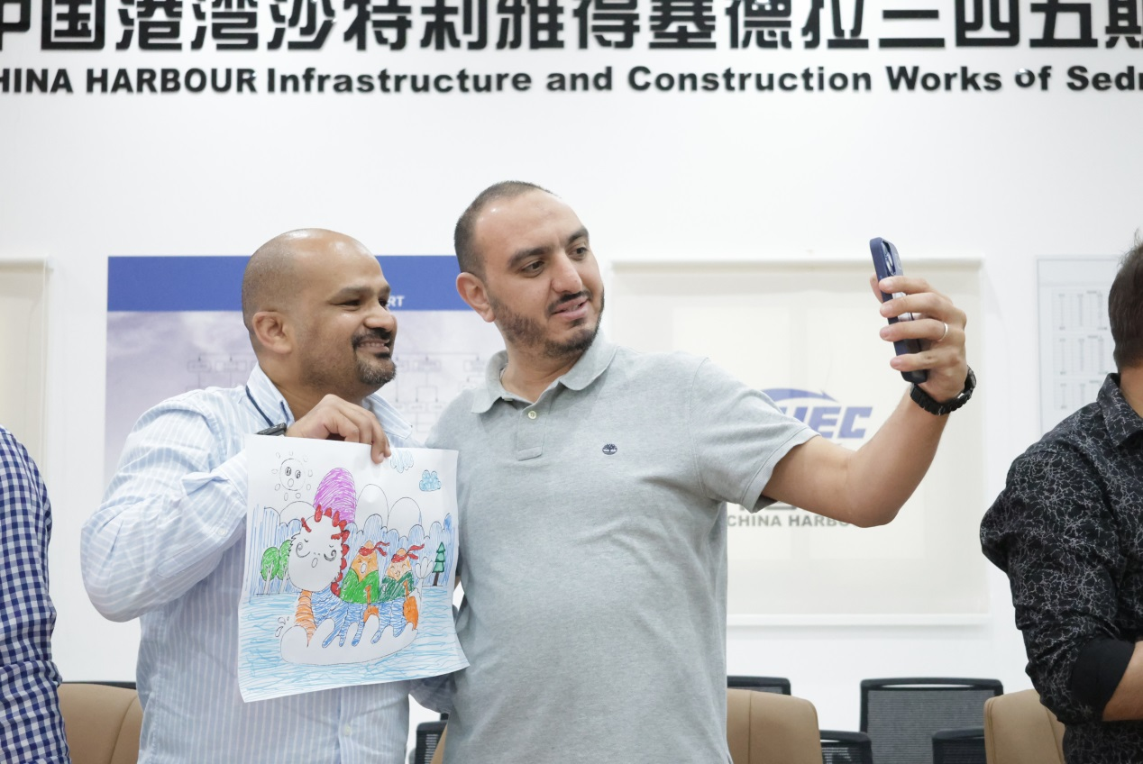 外籍员工展示自己完成的涂彩画作品。中国港湾沙特塞德拉项目供图