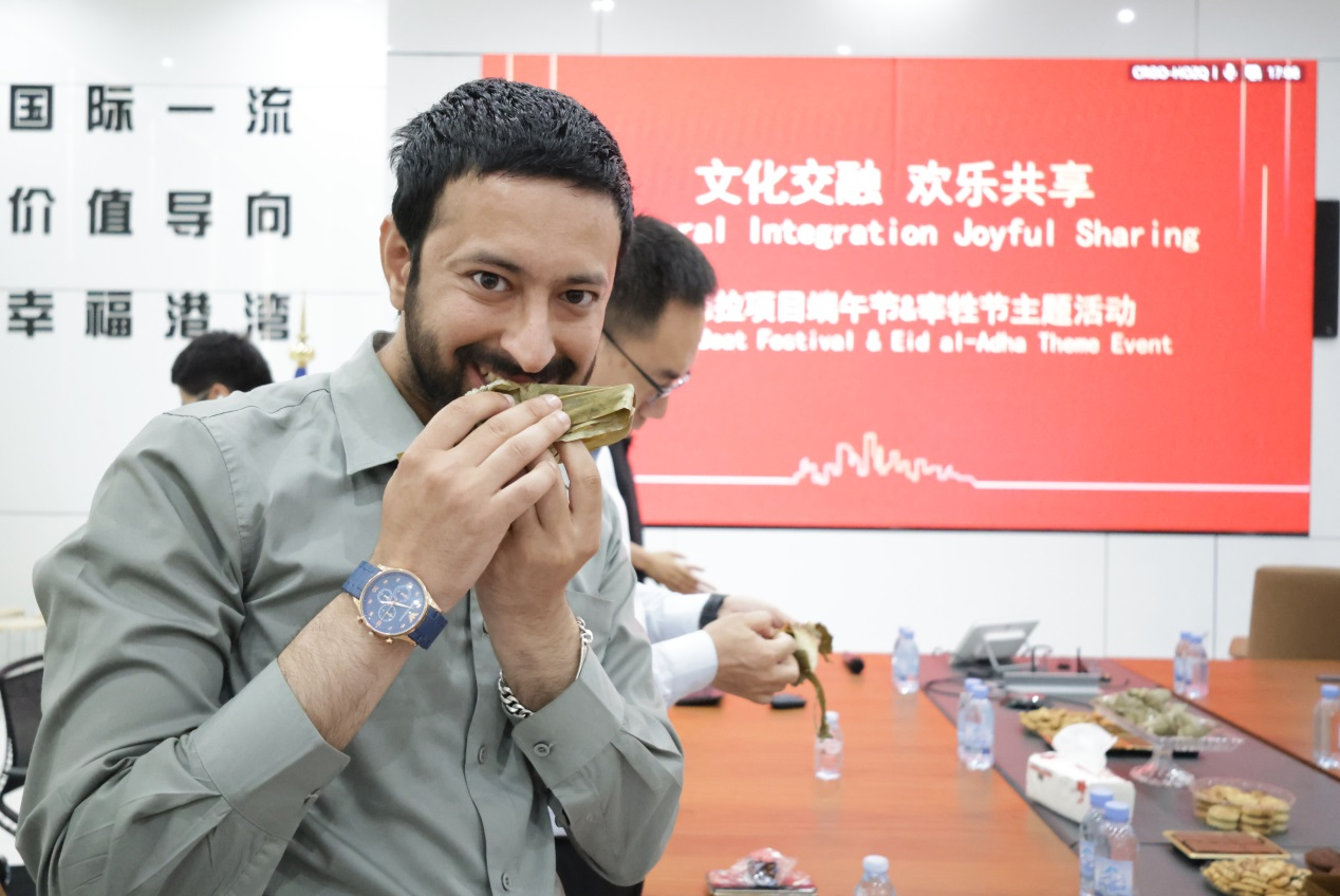 外籍员工品尝粽子。中国港湾沙特塞德拉项目供图