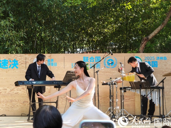 《舞，自然》舞蹈表演。人民网记者 李明摄