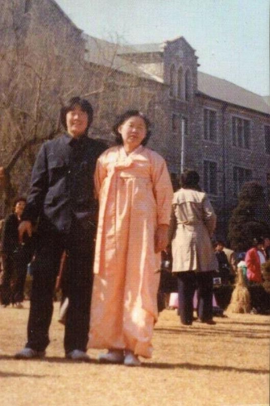 1982年，李在明身着校服，与母亲一起参加大学开学典礼。图片来源：李在明竞选团队