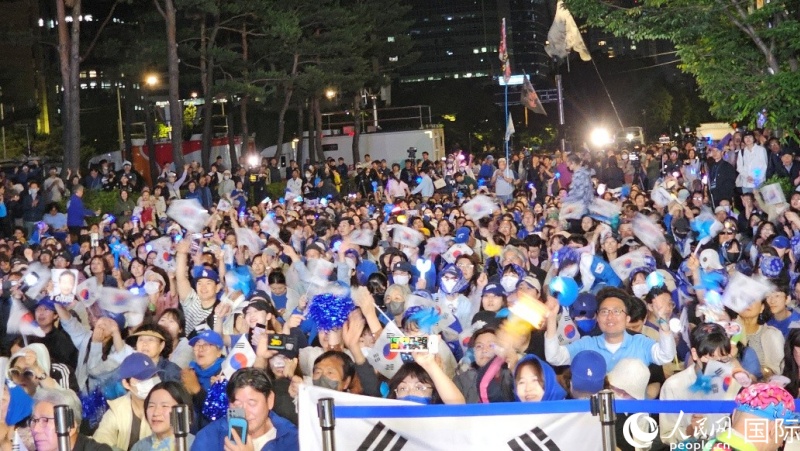 当地时间4日凌晨，李在明支持者们聚集在国会前等待计票结果。人民网 柳美铉摄