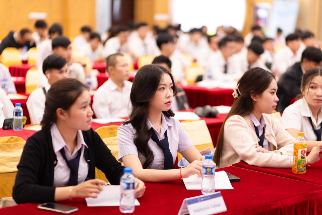 老挝学生专注听讲。主办方供图