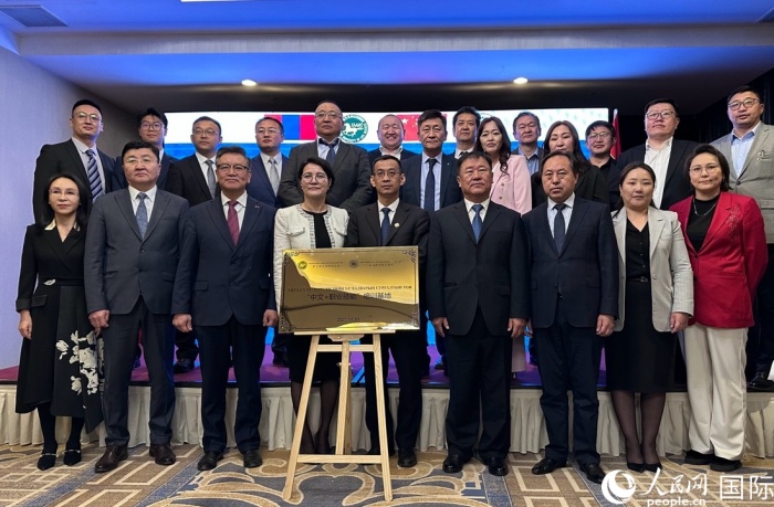 各位嘉宾在揭牌仪式后合影。人民网记者 张朋辉摄