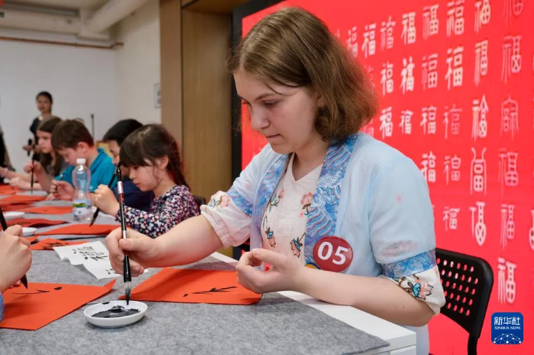 6月5日，在捷克布拉格，选手在第五届“汉语桥”世界小学生中文秀捷克赛区决赛上展示才艺。新华社记者 邓耀敏 摄